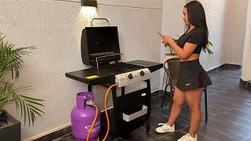 Caliente latina es follada en doggy por enorme verga de su tecnico hasta correrse coge mi estrecho coño