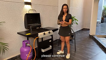 Caliente latina es follada en doggy por enorme verga de su tecnico hasta correrse coge mi estrecho coño