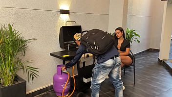 Caliente latina es follada en doggy por enorme verga de su tecnico hasta correrse coge mi estrecho coño