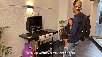 Caliente latina es follada en doggy por enorme verga de su tecnico hasta correrse coge mi estrecho coño