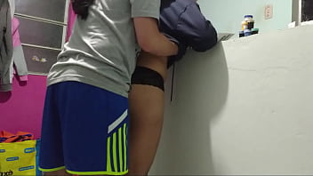 Me la culeo paradita como me gusta para sentir mas la verga