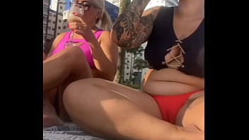 Estamos sozinha na praia curtindo bem soltinha querendo aprontar sem o marido saber