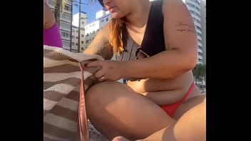 Estamos sozinha na praia curtindo bem soltinha querendo aprontar sem o marido saber