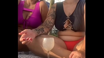 Estamos sozinha na praia curtindo bem soltinha querendo aprontar sem o marido saber