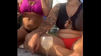 Estamos sozinha na praia curtindo bem soltinha querendo aprontar sem o marido saber