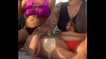 Estamos sozinha na praia curtindo bem soltinha querendo aprontar sem o marido saber