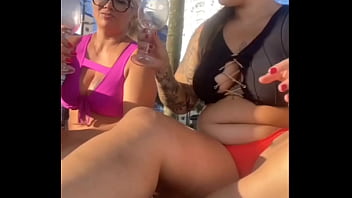 Estamos sozinha na praia curtindo bem soltinha querendo aprontar sem o marido saber