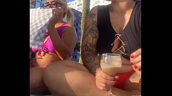 Estamos sozinha na praia curtindo bem soltinha querendo aprontar sem o marido saber