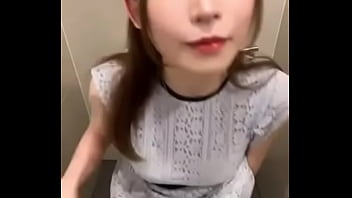 七瀬アリスがトイレでおしっこ