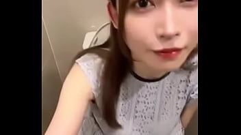 七瀬アリスがトイレでおしっこ 七瀬アリスがトイレでおしっこ