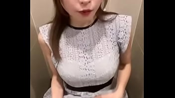 七瀬アリスがトイレでおしっこ