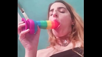 Gemma gomory chupa y se folla su juguete arcoiris