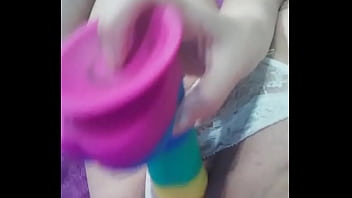 Gemma gomory chupa y se folla su juguete arcoiris