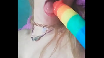 Gemma gomory chupa y se folla su juguete arcoiris