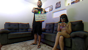 Ninfeta com casal sexo real em menage gostoso e gozada na bucetinha da novinha