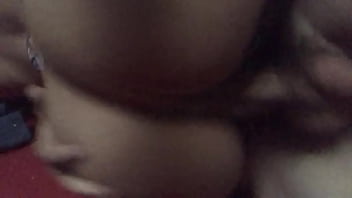 Se mueve excelente arriba de la pija