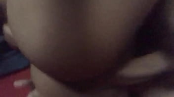 Se mueve excelente arriba de la pija