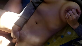 Encuentro a ésta chica masturbandose en un cuarto y la ayudo a llegar al orgasmo