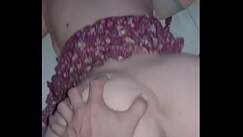 Latina de lindas tetas le encanta follar a cuatro patas