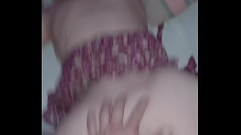 Latina de lindas tetas le encanta follar a cuatro patas