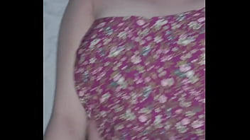 Latina de lindas tetas le encanta follar a cuatro patas