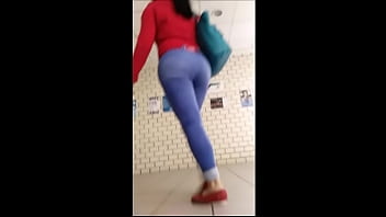 Siguiendo a universitaria culona