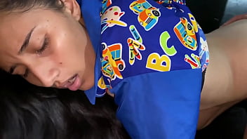 Mi padrastro a ver que estoy sola me folla el coño