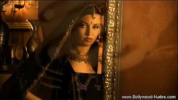 Indian lady show her nipples