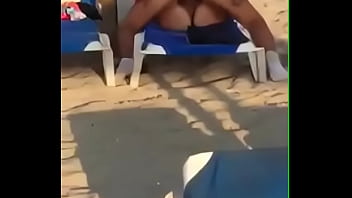 Maduros cogiendo en la playa