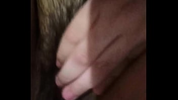 Fode minha buceta virgem com força estou abrindo ela pra voce meter