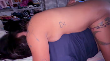 Le chupo las tetas me escupe en a boca y se viene en mi boca