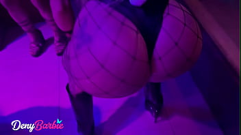 Milf gostosa da bunda grande transa com boy no meio da balada