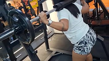 Suadinha e bem putinha na academia