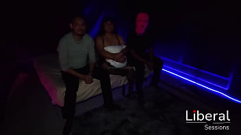 Chica unicornio bbw debuta en trío amateur con desconocidos