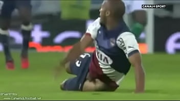 Jogador Thomas Touré Escorrega No Campo E Mostra O Dote thumbnail
