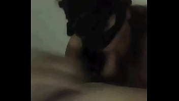 Lei con mascherina succhia il cazzo al suo uomo in cam davanti a tutti che troia