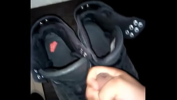 Semen En Sneakers Supra thumbnail