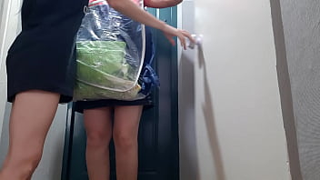 I seduced a courier girl and helped her cum