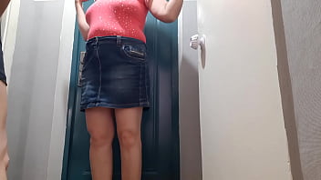 I seduced a courier girl and helped her cum