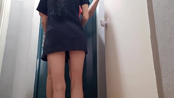 I seduced a courier girl and helped her cum