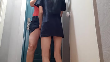 I seduced a courier girl and helped her cum