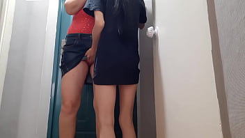 I seduced a courier girl and helped her cum