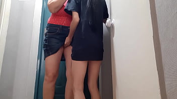 I seduced a courier girl and helped her cum