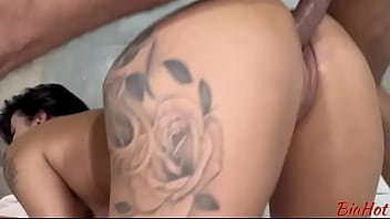 Ele gosta de ver sua esposa sendo fodido por outro com a pica maior