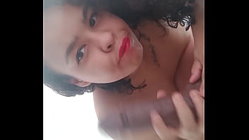 Safada sentando na rola grossa