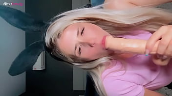 De 4 coelhinha loira mete o dildo na bucetinha até gozar aline novak