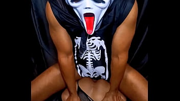 Halloween fui a una fiesta de disfraces y me traje al moustro con la verga más grande