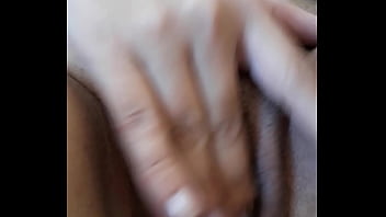 Minha namorada se masturbando e gozando gostoso