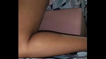 Mi coño mojadito y sola en casa