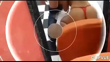 Morena siliconada doida por um branquinho como eu